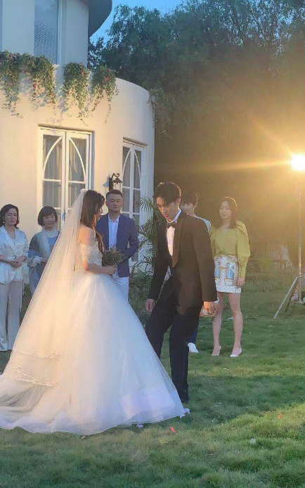 【奇趣网】中国版《浪漫满屋》路透！杨超越许魏洲办婚礼甜蜜对视