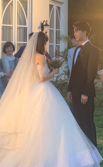 【奇趣网】中国版《浪漫满屋》路透！杨超越许魏洲办婚礼甜蜜对视