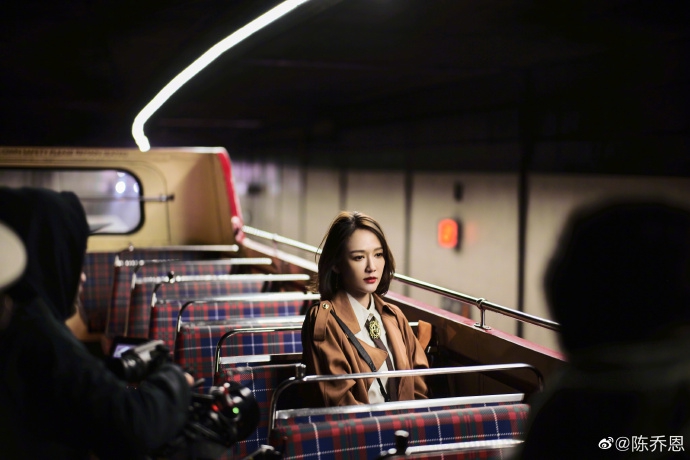 【奇趣网】元气开工！陈乔恩乘坐观光巴士拍写真 开怀大笑状态佳