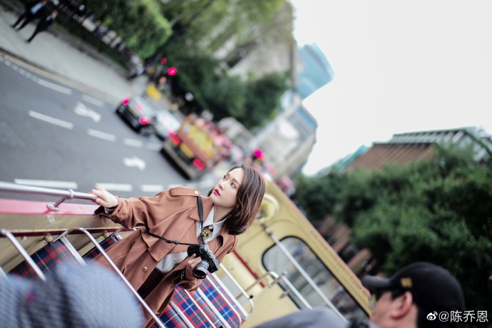 【奇趣网】元气开工！陈乔恩乘坐观光巴士拍写真 开怀大笑状态佳