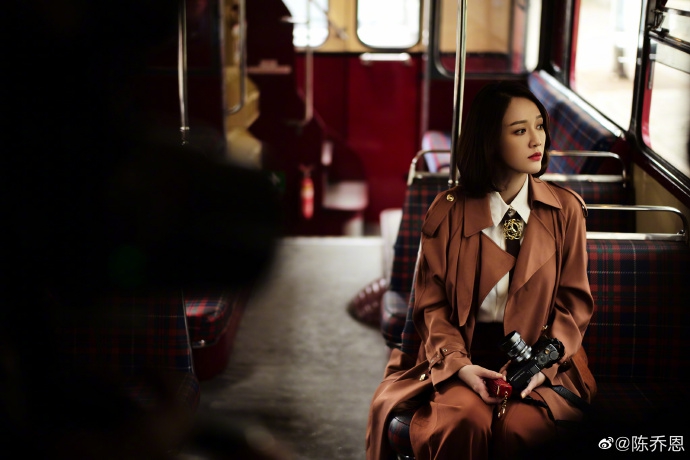 【奇趣网】元气开工！陈乔恩乘坐观光巴士拍写真 开怀大笑状态佳