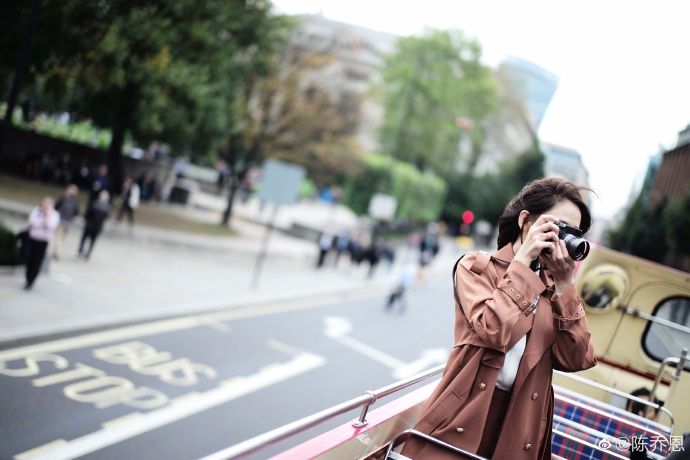 【奇趣网】元气开工！陈乔恩乘坐观光巴士拍写真 开怀大笑状态佳