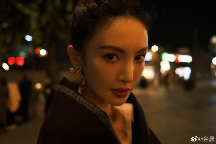 组图：金晨晒怼脸自拍眼睛亮晶晶自曝“冻出眼泪”_2