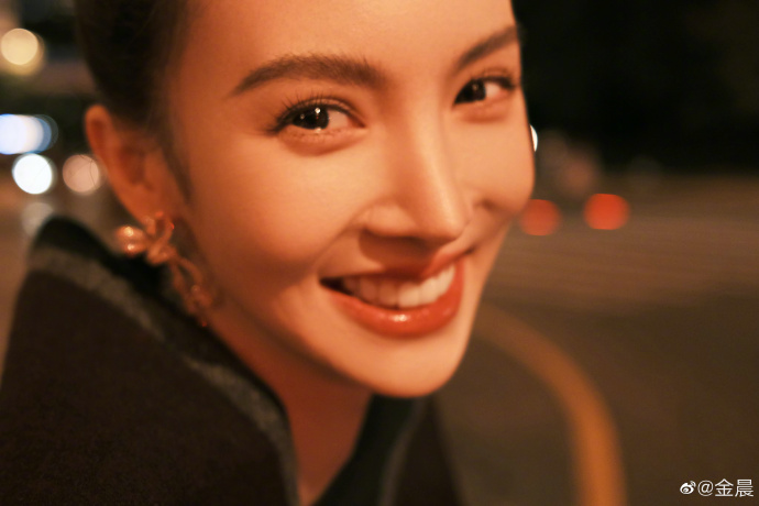 组图：金晨晒怼脸自拍眼睛亮晶晶自曝“冻出眼泪”_1