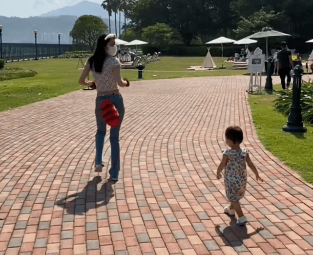 组图：林峯分享一家三口游玩视频 被女儿格格投喂画面温馨_3