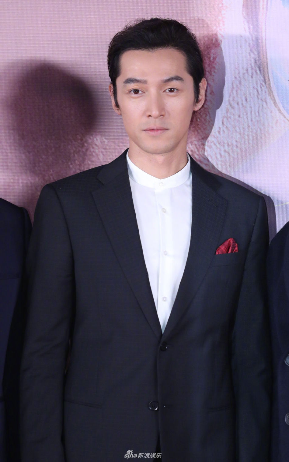 [奇趣网]帅气胡歌西装革履在线喊冤 调皮大喊：我不是爆炸头！