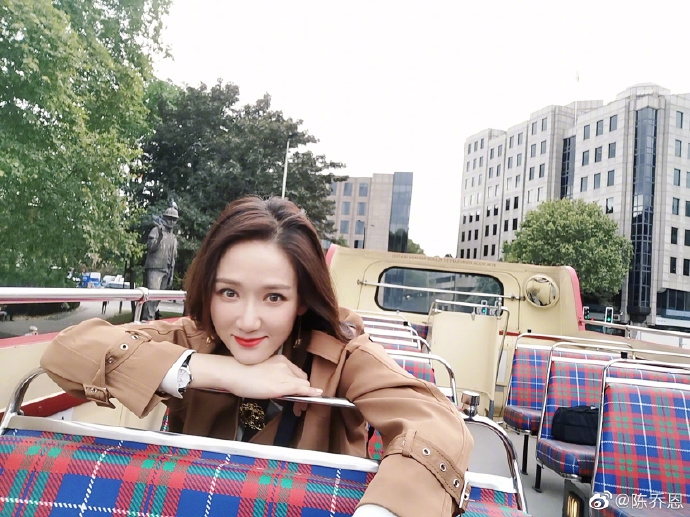 【奇趣网】元气开工！陈乔恩乘坐观光巴士拍写真 开怀大笑状态佳