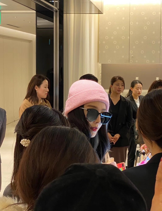 「奇趣网」范冰冰现身日本出席品牌活动 获众人围观星范儿十足