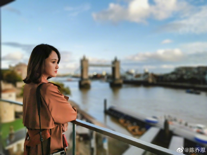 【奇趣网】元气开工！陈乔恩乘坐观光巴士拍写真 开怀大笑状态佳