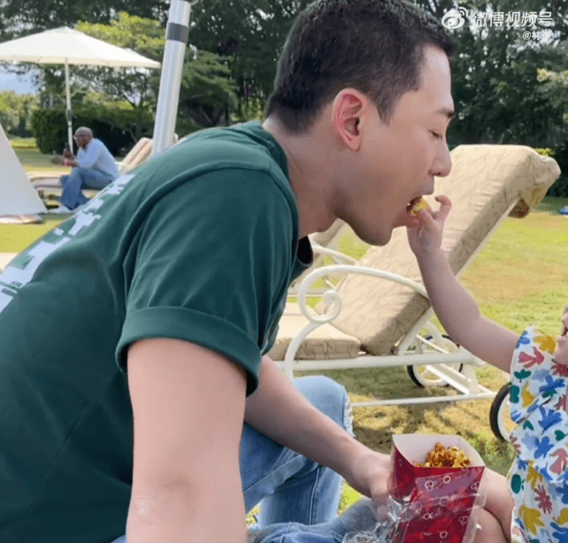 组图：林峯分享一家三口游玩视频 被女儿格格投喂画面温馨_2