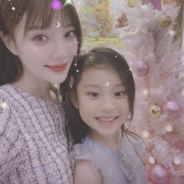 「奇趣网」李小璐晒与女儿合照庆圣诞 甜馨被称是缩小版贾乃亮