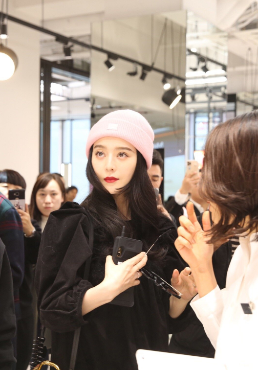 「奇趣网」范冰冰现身日本出席品牌活动 获众人围观星范儿十足