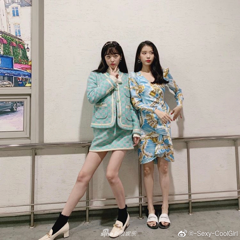 雪莉客串IU热剧造型曝光 姐妹花片场互动有爱