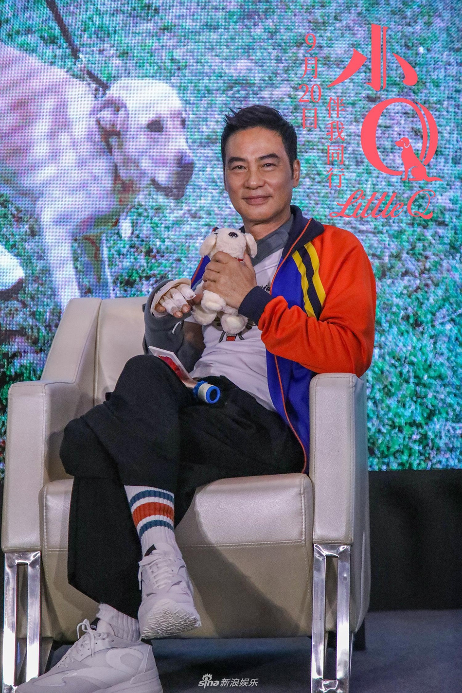 任达华遇袭后首度复工 右手仍包扎严实惹人心疼