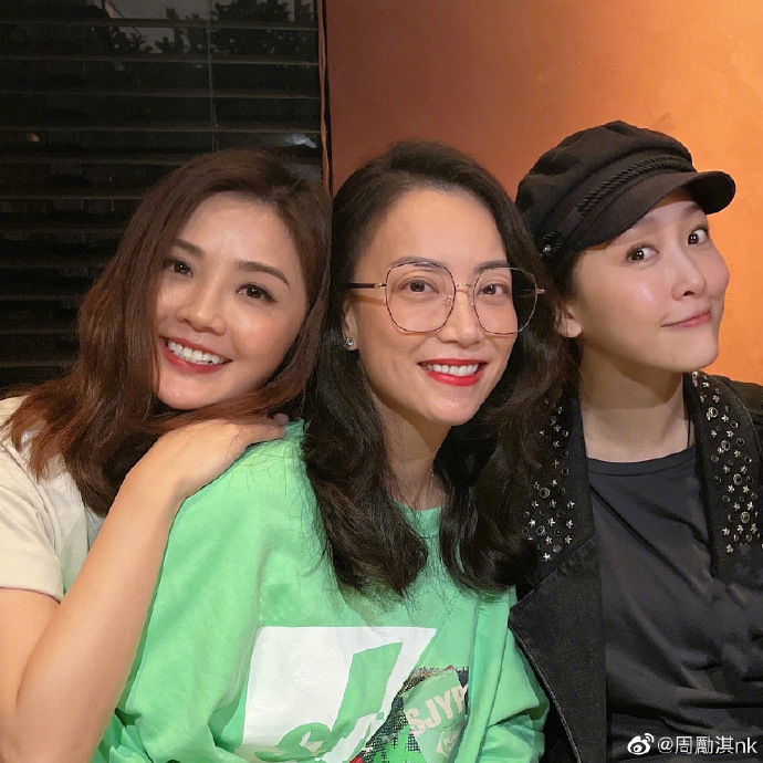 3 新浪娱乐讯 7月7日,周励淇在微博晒出与好姐妹蔡卓妍容祖儿霍汶希