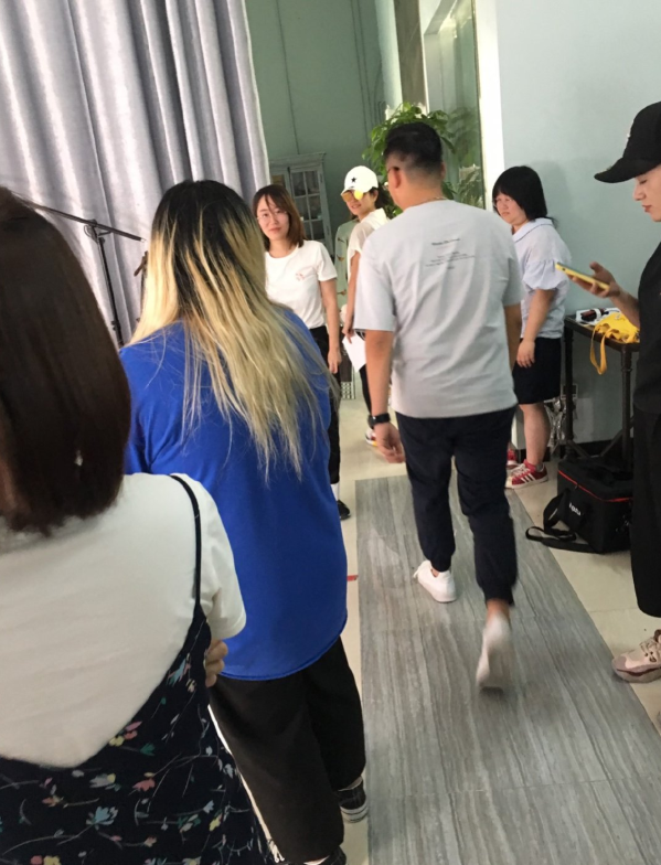 「奇趣网」感情好着呢！陈妍希探班陈晓再破两人离婚传闻