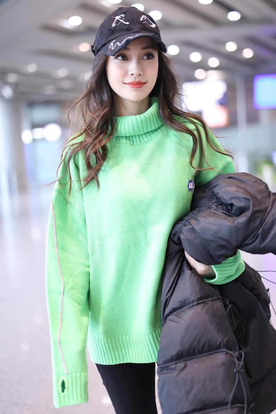 「奇趣网」Baby穿绿毛衣扮靓少女依旧 与粉丝甜笑挥手亲和力爆棚