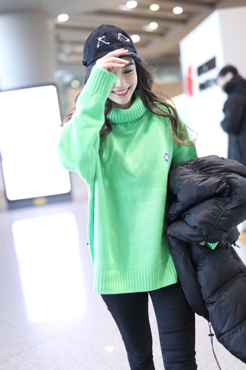 组图:baby穿绿毛衣扮靓少女依旧 与粉丝甜笑挥手亲和力爆棚