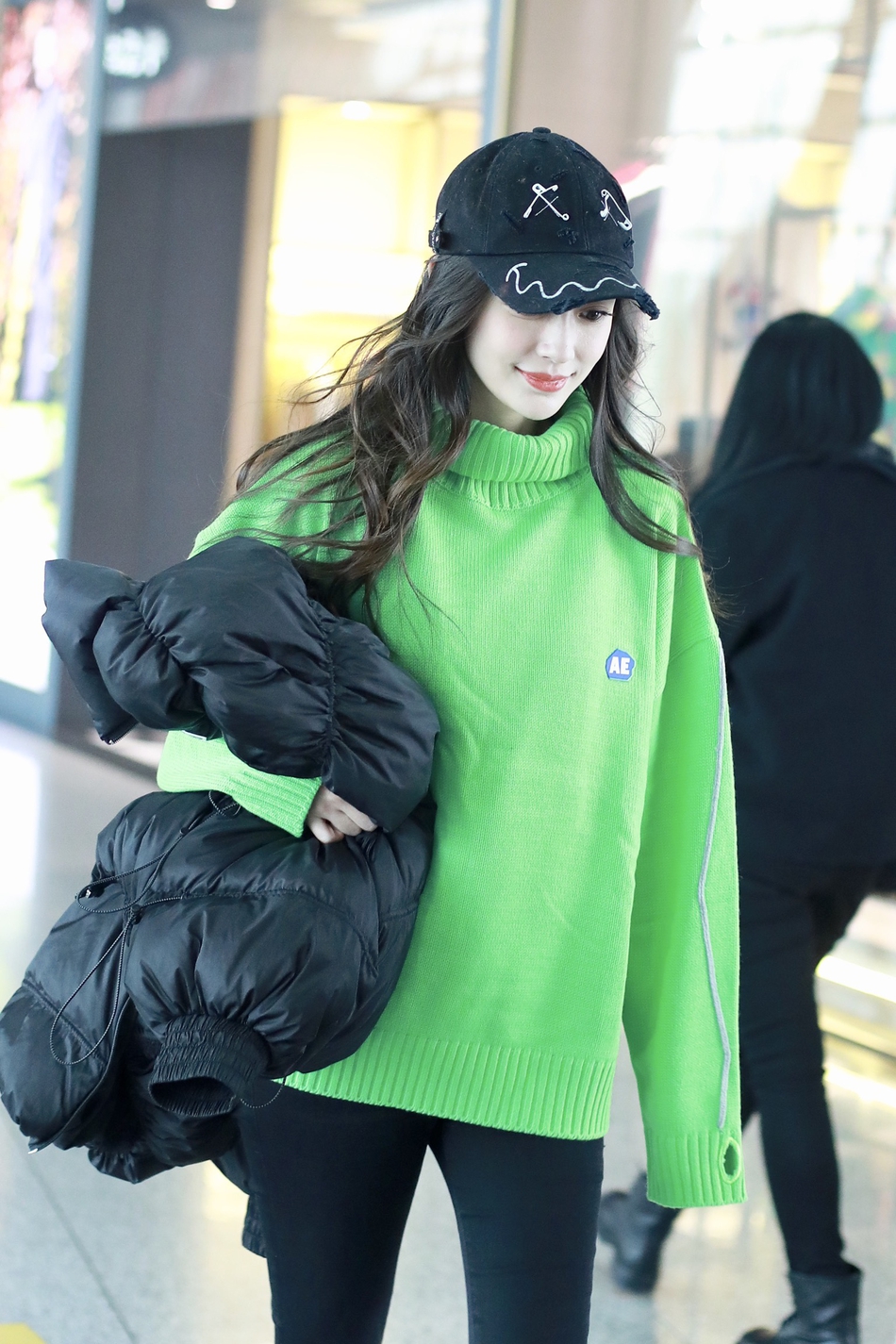 「奇趣网」Baby穿绿毛衣扮靓少女依旧 与粉丝甜笑挥手亲和力爆棚
