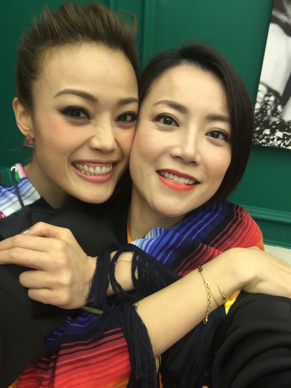 组图:神仙友情!霍汶希发合照庆祝容祖儿出道二十一周年