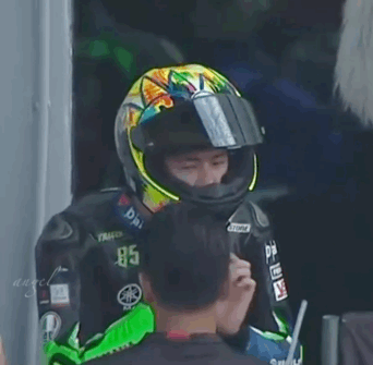 酷盖！王一博摩托车赛获混合组亚军 赛道上挥手致意