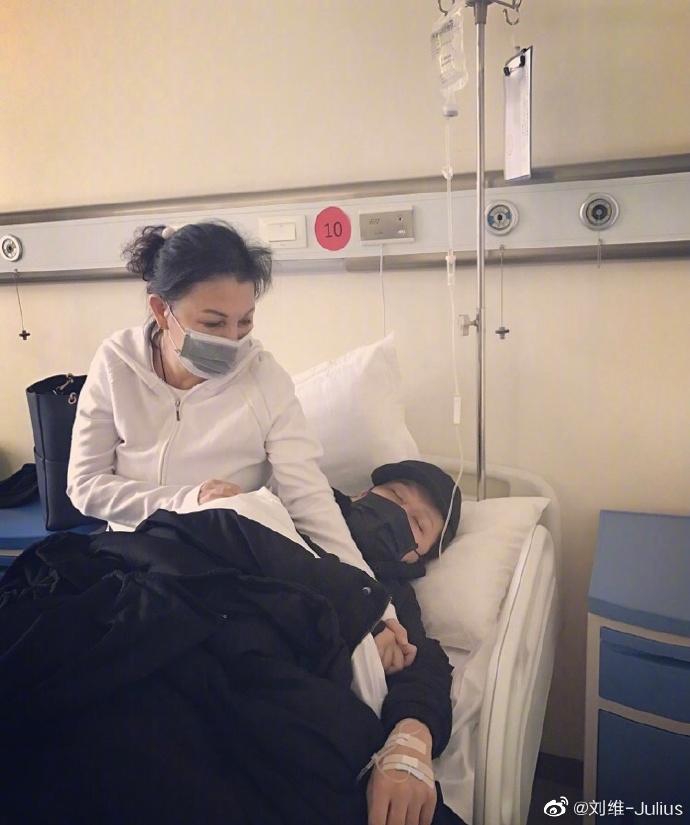 组图：刘维分享昔日节目片段悼念母亲 发文难掩悲伤之情_3