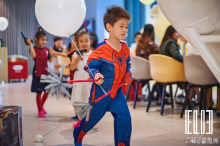 「奇趣网」杜江霍思燕为6岁儿子庆生 嗯哼变蜘蛛侠一家三口超温馨