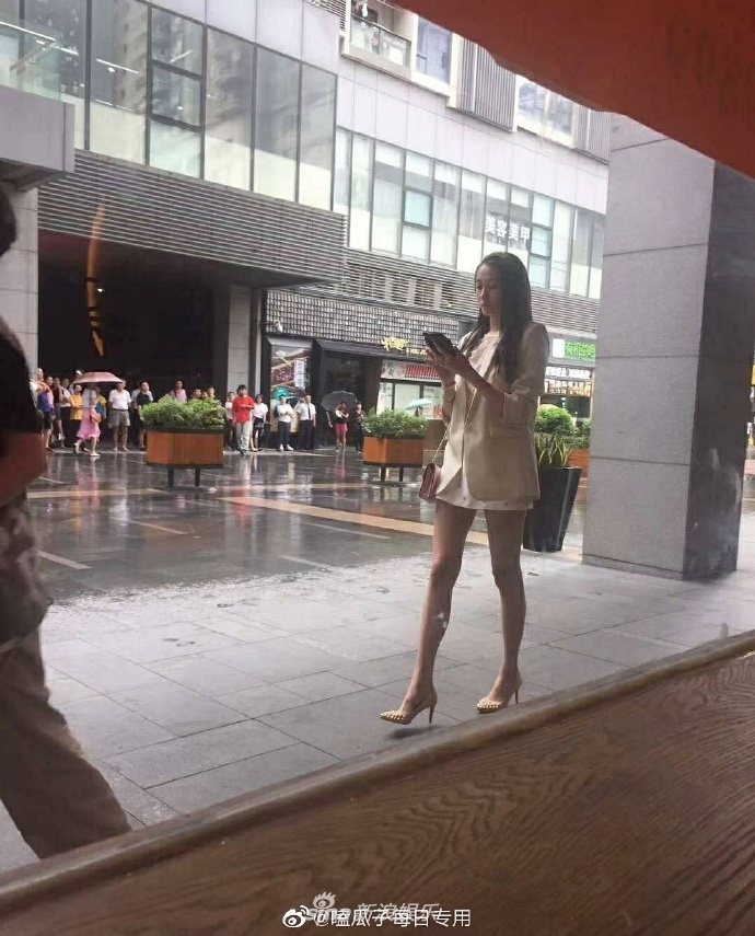 关晓彤新剧路透曝光 穿西服踩高跟显成熟双腿又细又长