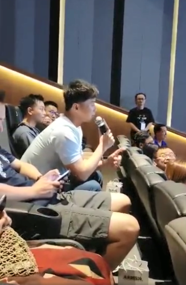 李晨分手后公开现身电影首映 大方分享观影感受心情好