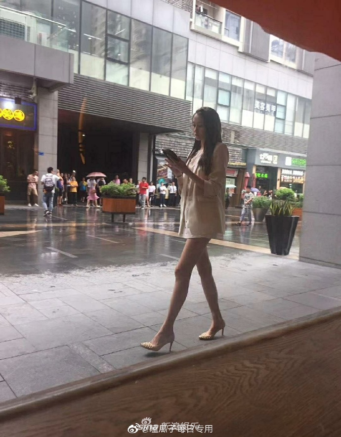 关晓彤新剧路透曝光 穿西服踩高跟显成熟双腿又细又长