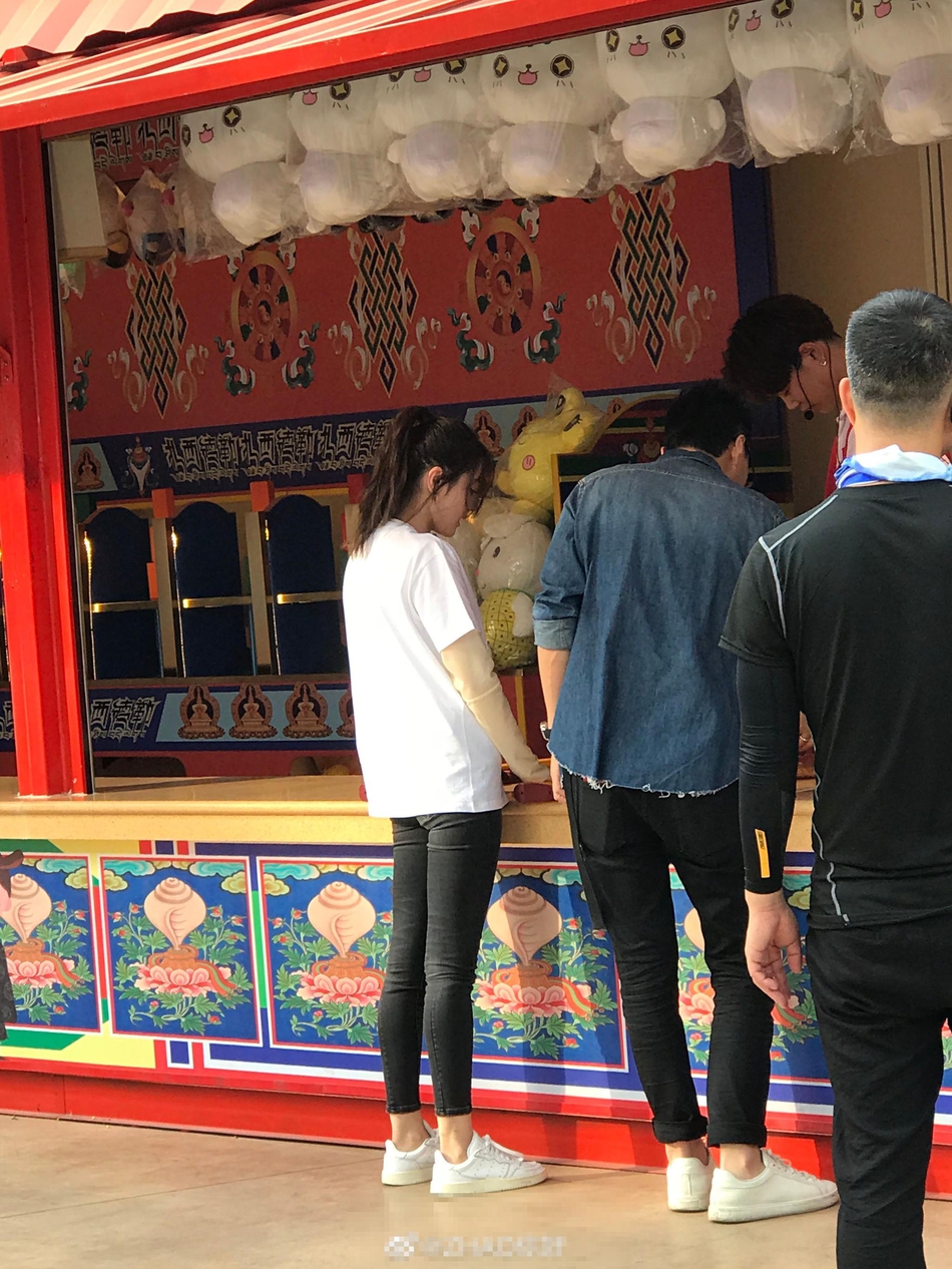 组图：网友欢乐谷偶遇迪丽热巴录节目 高马尾黑白休闲装清爽十足