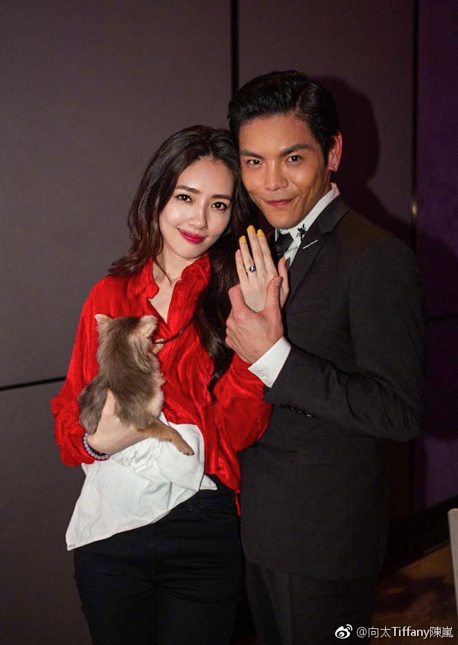 [奇趣网]向佐郭碧婷升级成为小两口！一路高调秀恩爱低调结婚