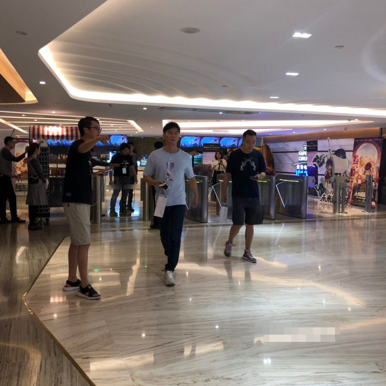 李晨分手后公开现身电影首映 大方分享观影感受心情好
