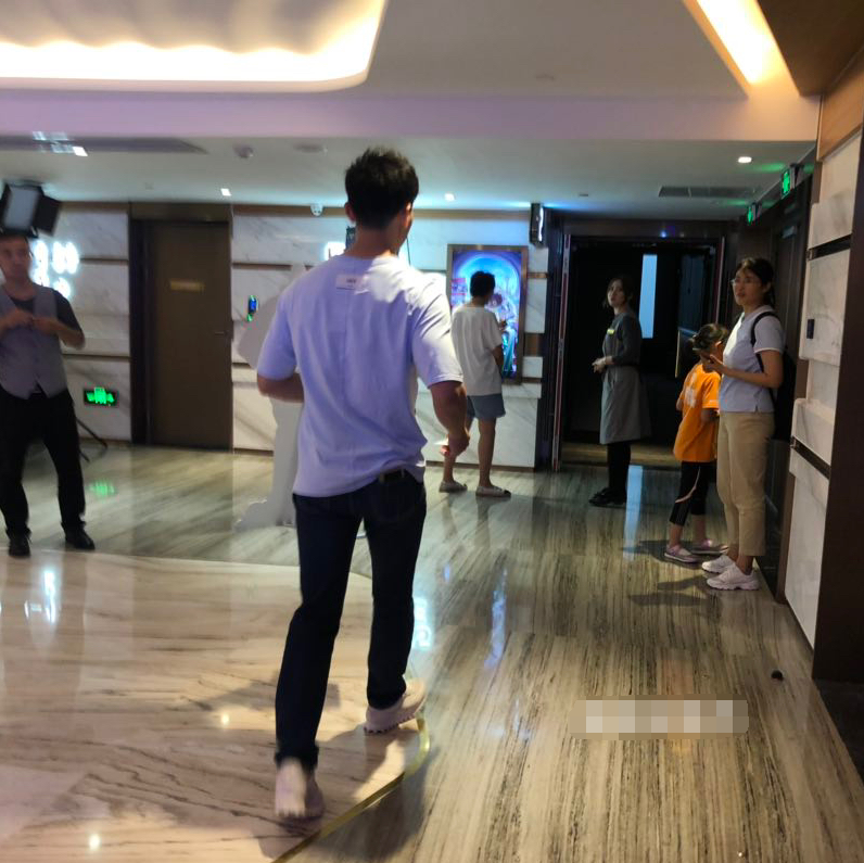 李晨分手后公开现身电影首映 大方分享观影感受心情好