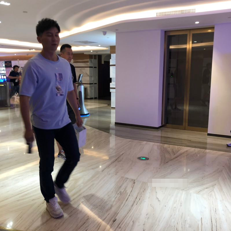 李晨分手后公开现身电影首映 大方分享观影感受心情好