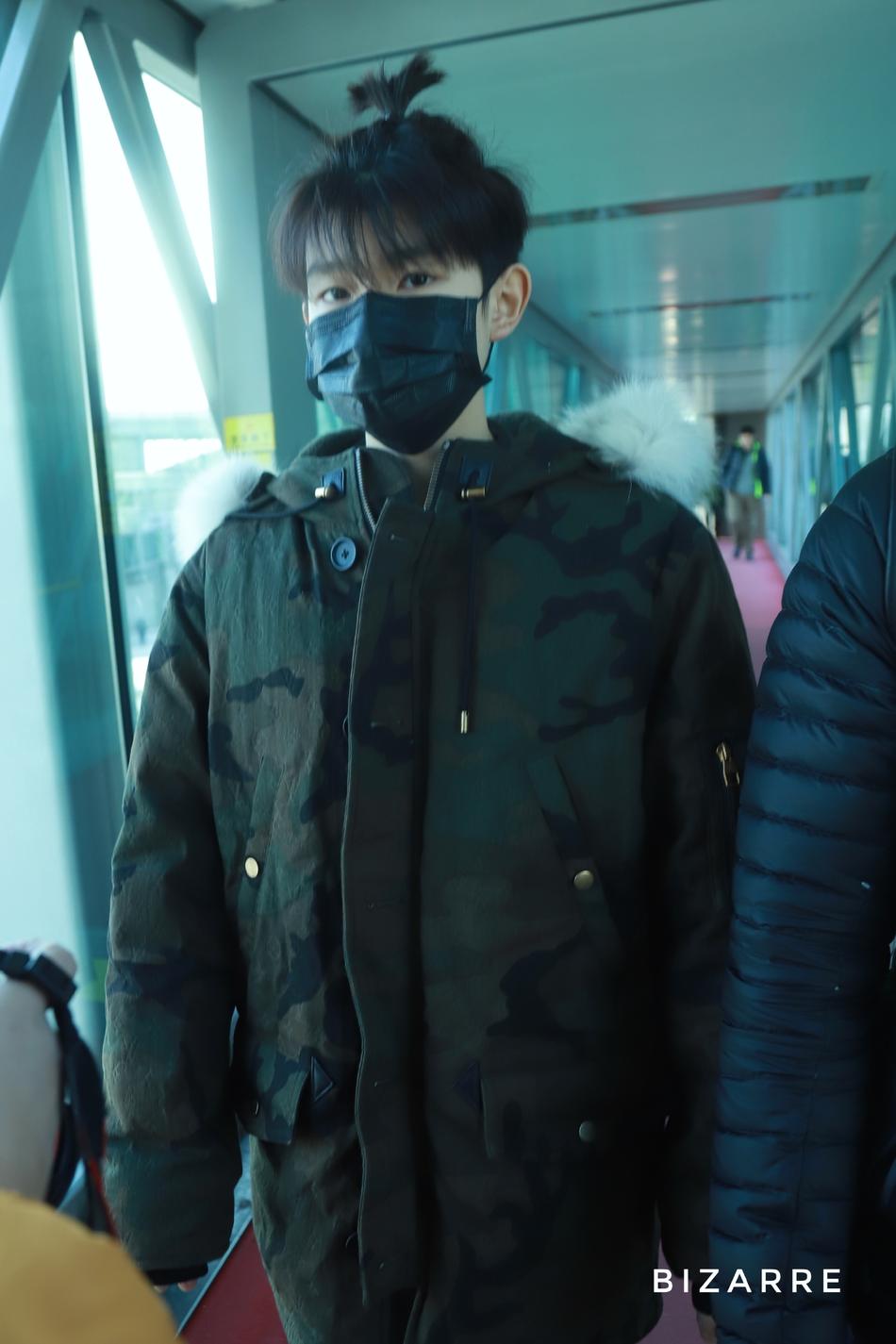 王源被欺负了?曝王源现身北京机场,胸口衣服有污渍,网友太心疼图片