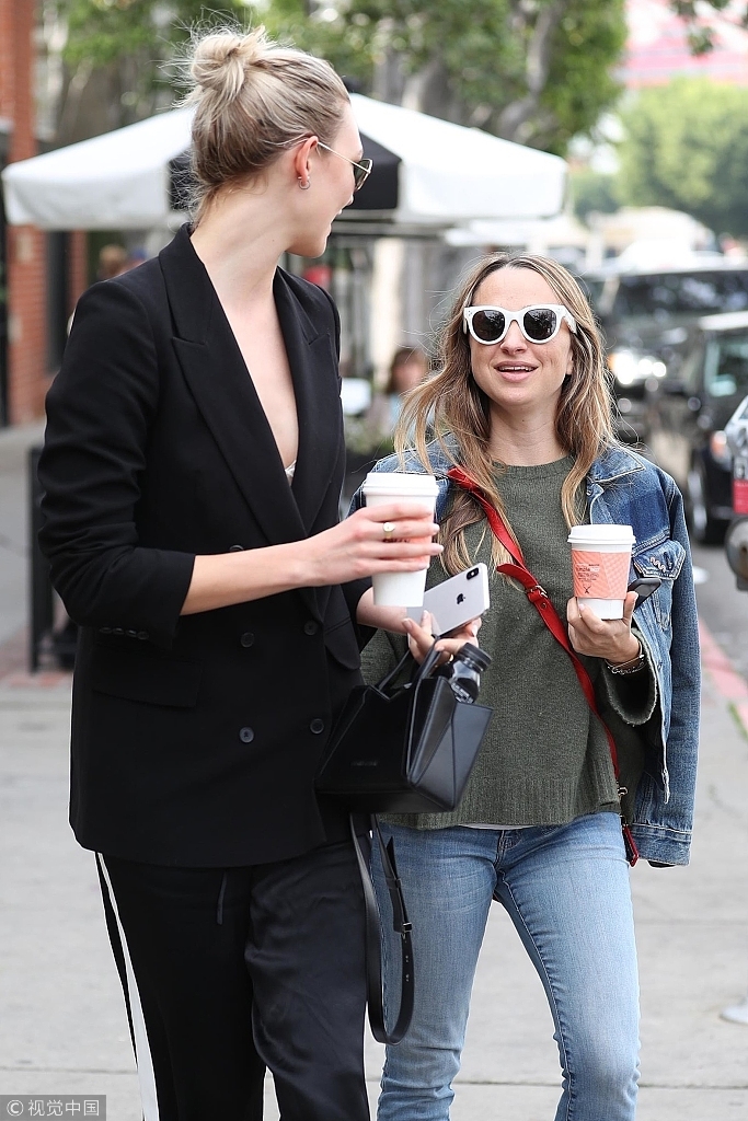 组图 卡莉 克劳斯叉腿俯身拥抱好友 酷帅黑衣秀大长腿拉风出街