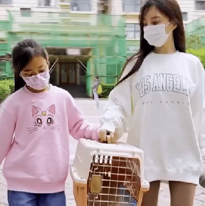 偶遇李小璐街边逗趣小朋友 温柔似对甜馨般母爱满满