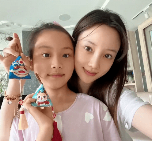 偶遇李小璐街边逗趣小朋友 温柔似对甜馨般母爱满满