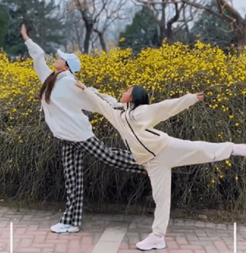 偶遇李小璐街边逗趣小朋友 温柔似对甜馨般母爱满满