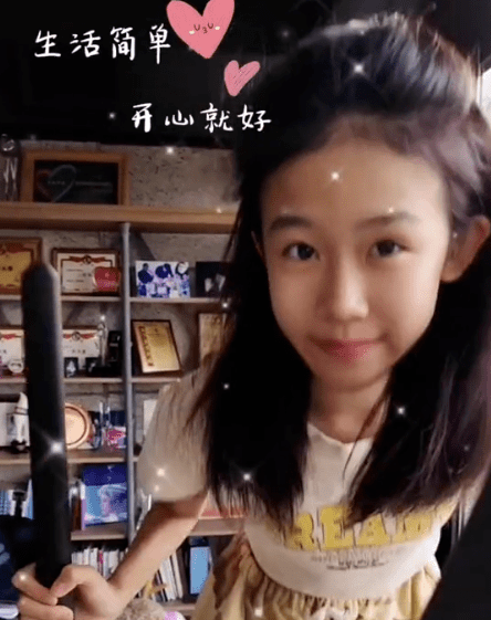 鲍蕾晒两个女儿健身照 贝儿仅13岁已有隐约马甲线