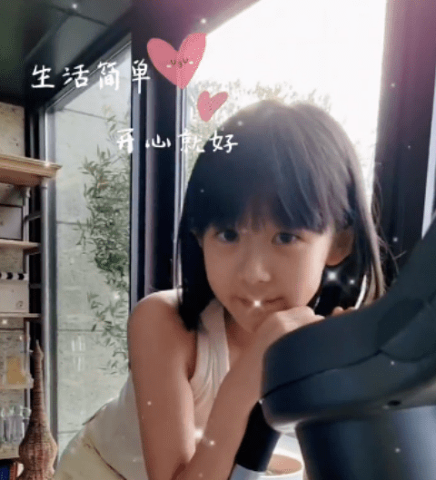 鲍蕾晒两个女儿健身照 贝儿仅13岁已有隐约马甲线