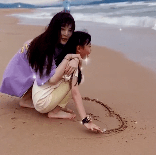 偶遇李小璐街边逗趣小朋友 温柔似对甜馨般母爱满满