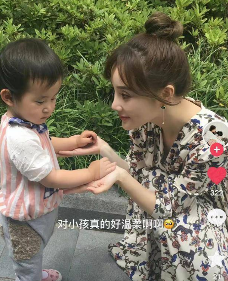偶遇李小璐街边逗趣小朋友 温柔似对甜馨般母爱满满