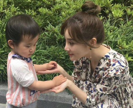 偶遇李小璐街边逗趣小朋友 温柔似对甜馨般母爱满满