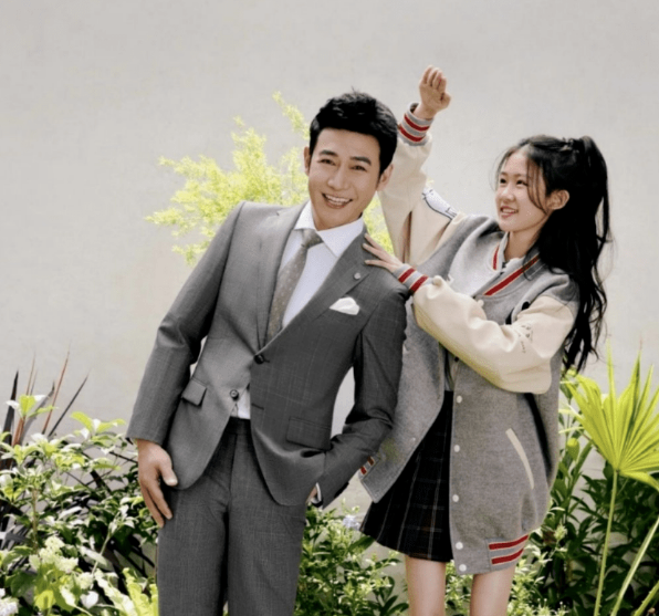 鲍蕾晒两个女儿健身照 贝儿仅13岁已有隐约马甲线