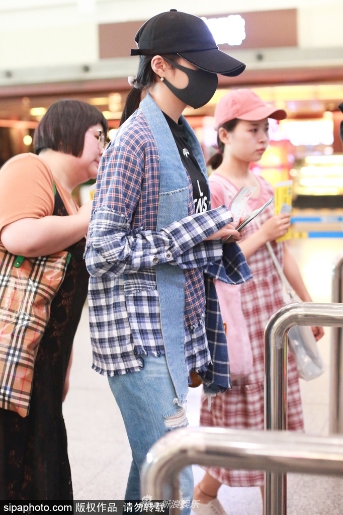 组图:关晓彤现身机场戴口罩帽子包裹严实 外八