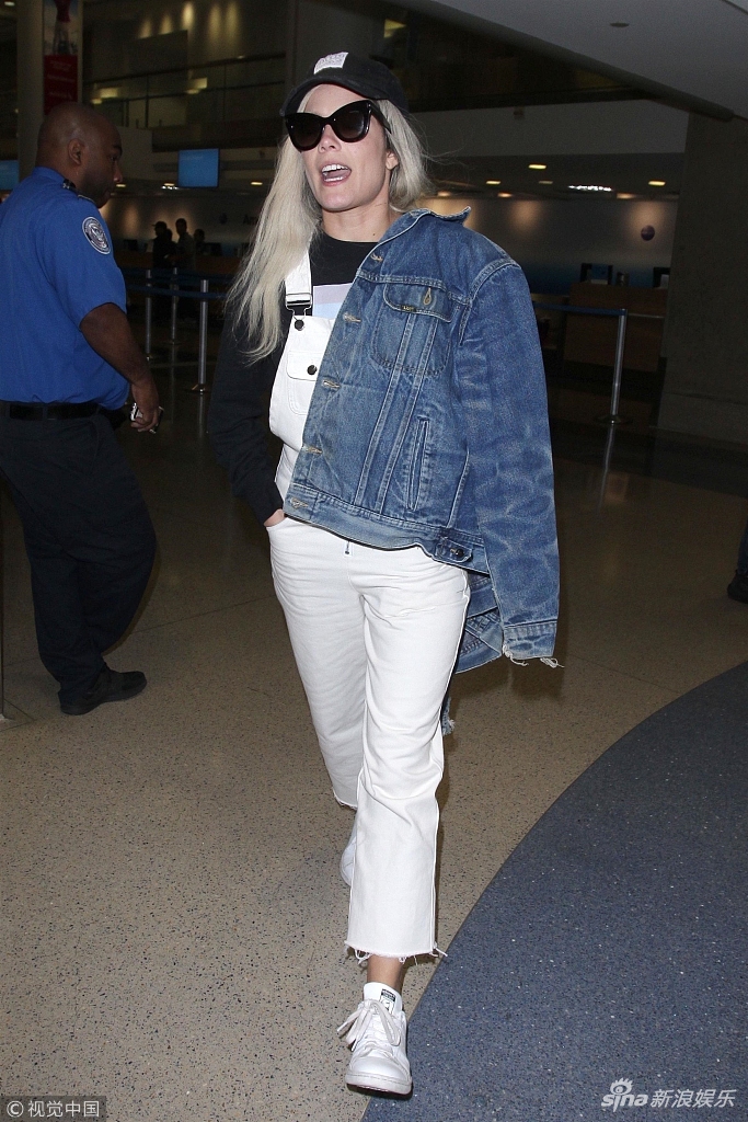 组图:海尔希单手插兜变酷拽小姐姐 穿背带裤拿