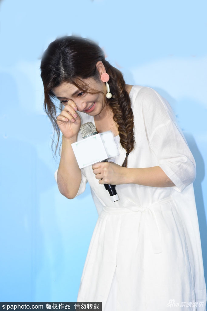 组图:Selina任家萱一袭白裙出席公益活动 动情