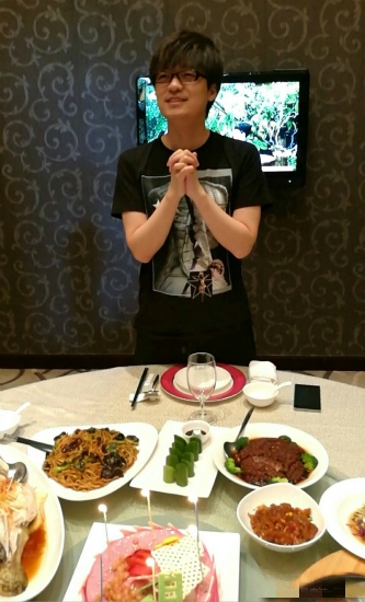 组图:玖月奇迹王小海调侃每年生日都在外地_高清图集